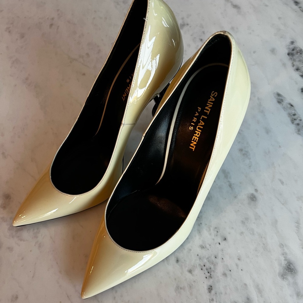 Saint Laurent YSL black logo Opyum pumps in patent leather in latte